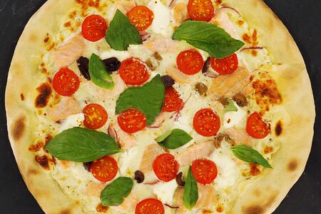 Пицца с лососем и молодым сыром