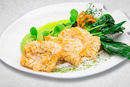 Судак в миндальных лепестках с пюре из брокколи и мяты