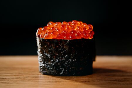 Суши красная икра