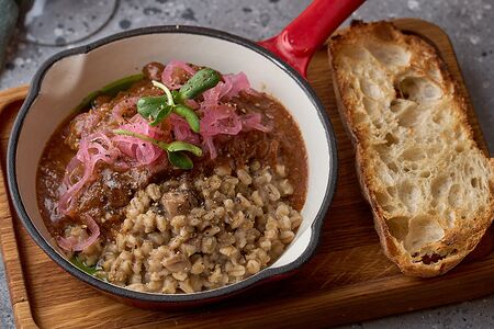Томлёные щеки с трюфельной перловкой и лесными грибами