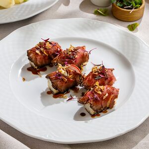 Пряный ростбиф с соусом спайси-унаги