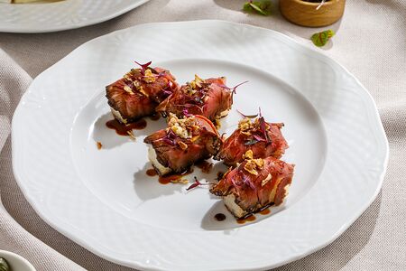 Пряный ростбиф с соусом спайси-унаги