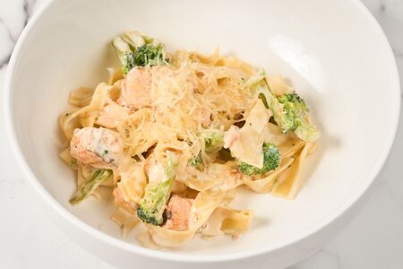 Феттуччине с лососем и брокколи