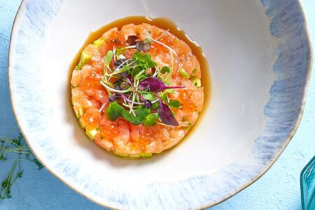 Тартар из лосося с огурцом, авокадо