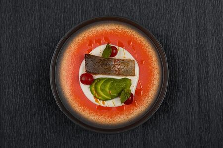 Семга с авокадо и сливочным соусом