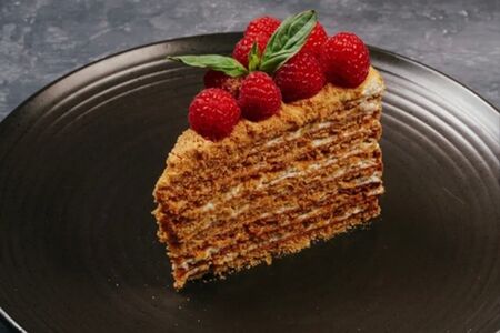 Медовик с малиновым соусом 