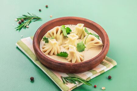 Мини-хинкали с лососем в соусе том ям