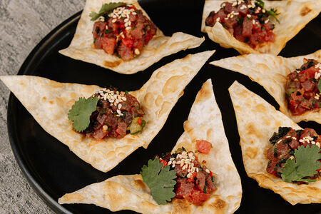 Острый тунец на хрустящих чипсах