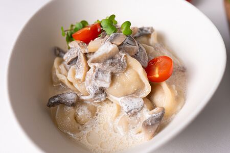 Пельмени отварные в сливочно-грибном соусе