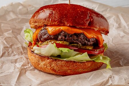 Бургер классический с говяжьей котлетой и сыром чеддер 