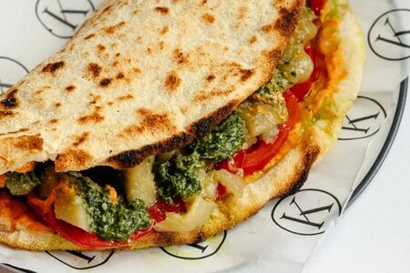 Панини, копченный сыр, ромеско, печеный баклажан, томаты