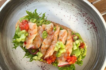 Брускетта с креветками и авокадо