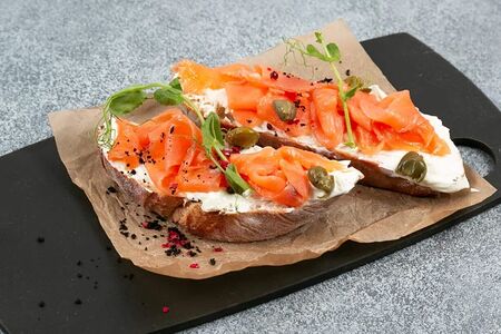 Брускетта с лососем