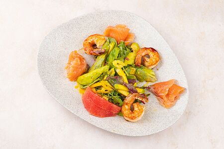 Салат из авокадо с креветками