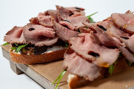 Брускетта с ростбифом и рикоттой
