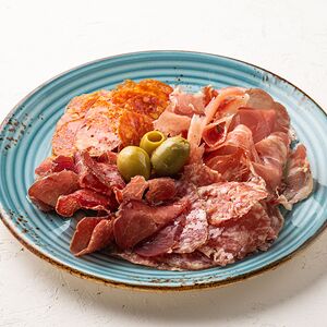 Ассорти мясных деликатесов