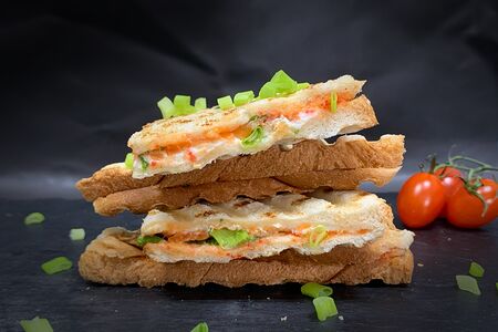 Сэндвич с филе форели и зеленым луком 