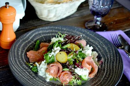 Салат со слабосоленым лососем