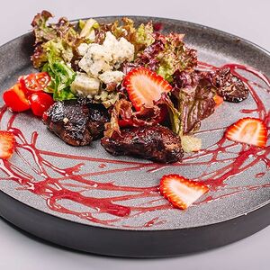 Салат теплый с куриной печенью и малиновым соусом