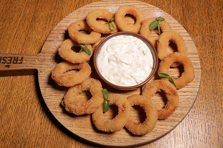 Луковые кольца с чесночным соусом