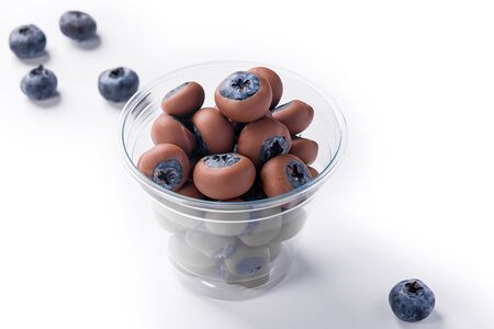 Голубика в молочном шоколаде в стакане 