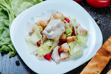 Салат Цезарь с курицей