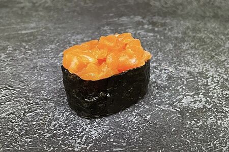 Гункан с лососем