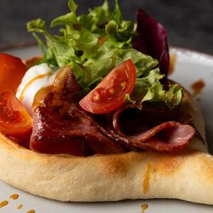 Хачапури с беконом и яйцом пашот