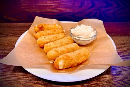 Сырные палочки с соусом Цезарь