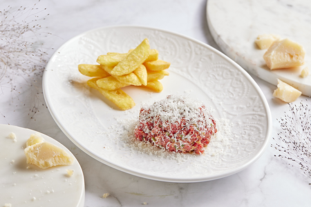 Тартар из говядины с фри