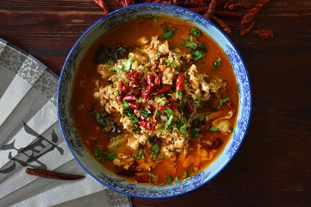 Свинина в остром бульоне по-сычуаньски