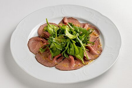 Салат с ростбифом