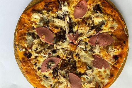 Пицца с колбасой