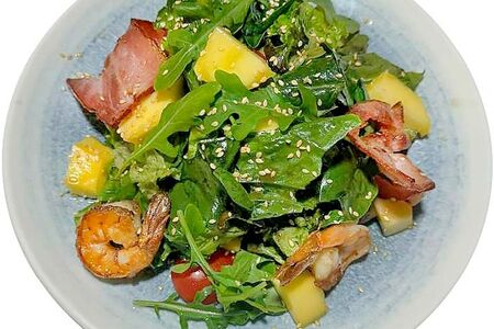 Салат из манго с креветками