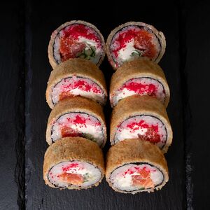 Жареный ролл с лососем