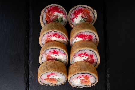 Жареный ролл с лососем