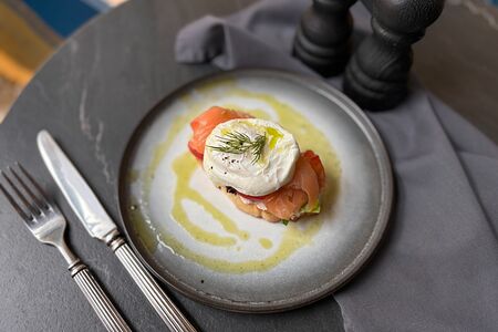 Тост с лососем и яйцом пашот