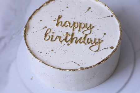 Торт в подарок на день рождения Happy Birthday с золотой надписью