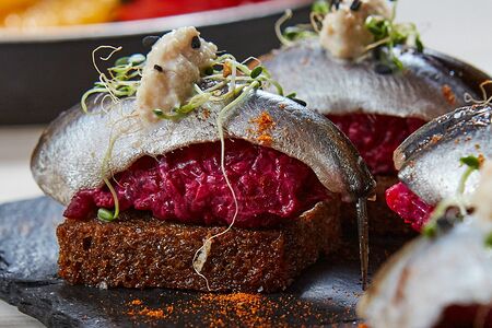 Гренки из бородинского хлеба с килькой и свеклой