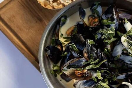 Мидии с соусом