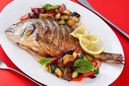Запеченная дорадо с овощами