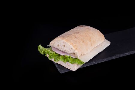 Сэндвич с ветчиной и сыром на чиабатте