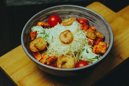 Салат Цезарь с креветкой