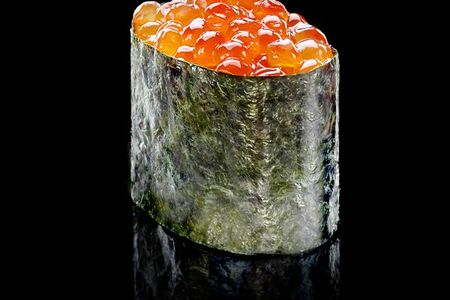 Гункан с лососевой икрой