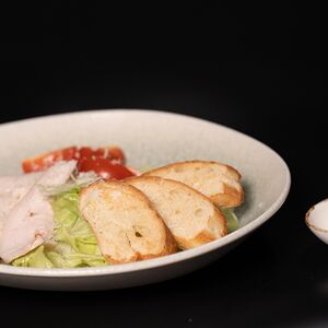 Салат Цезарь с курицей