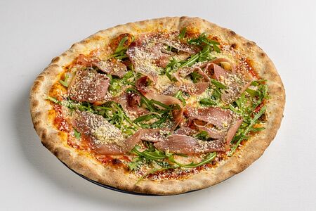 Пицца с пармой и руколой