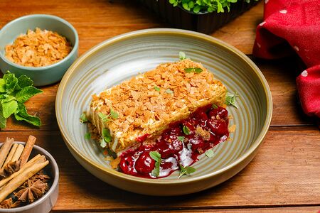 Торт медовый с вишнёвым компоте 