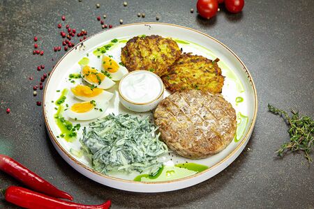 Рубленая индейка с драниками, салатом и яйцом