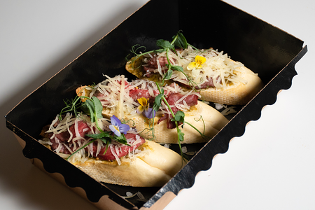 Брускетты с ростбифом и пармезаном