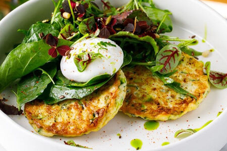 Драники из цукини с яйцом пашот